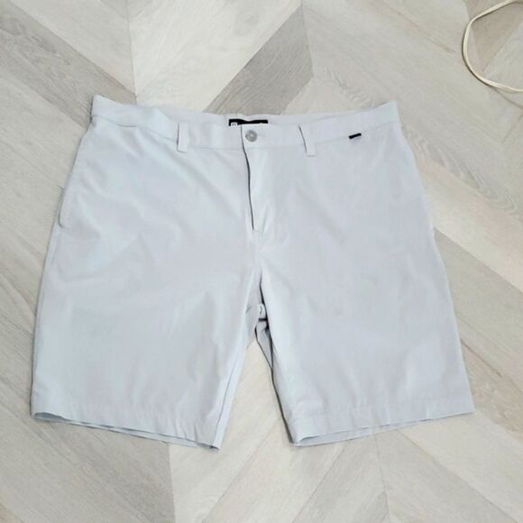Travis Mathew Grey Performance 9.5 Inch  Flat Front Shorts Versatile Style 40 - Picture 1 of 4